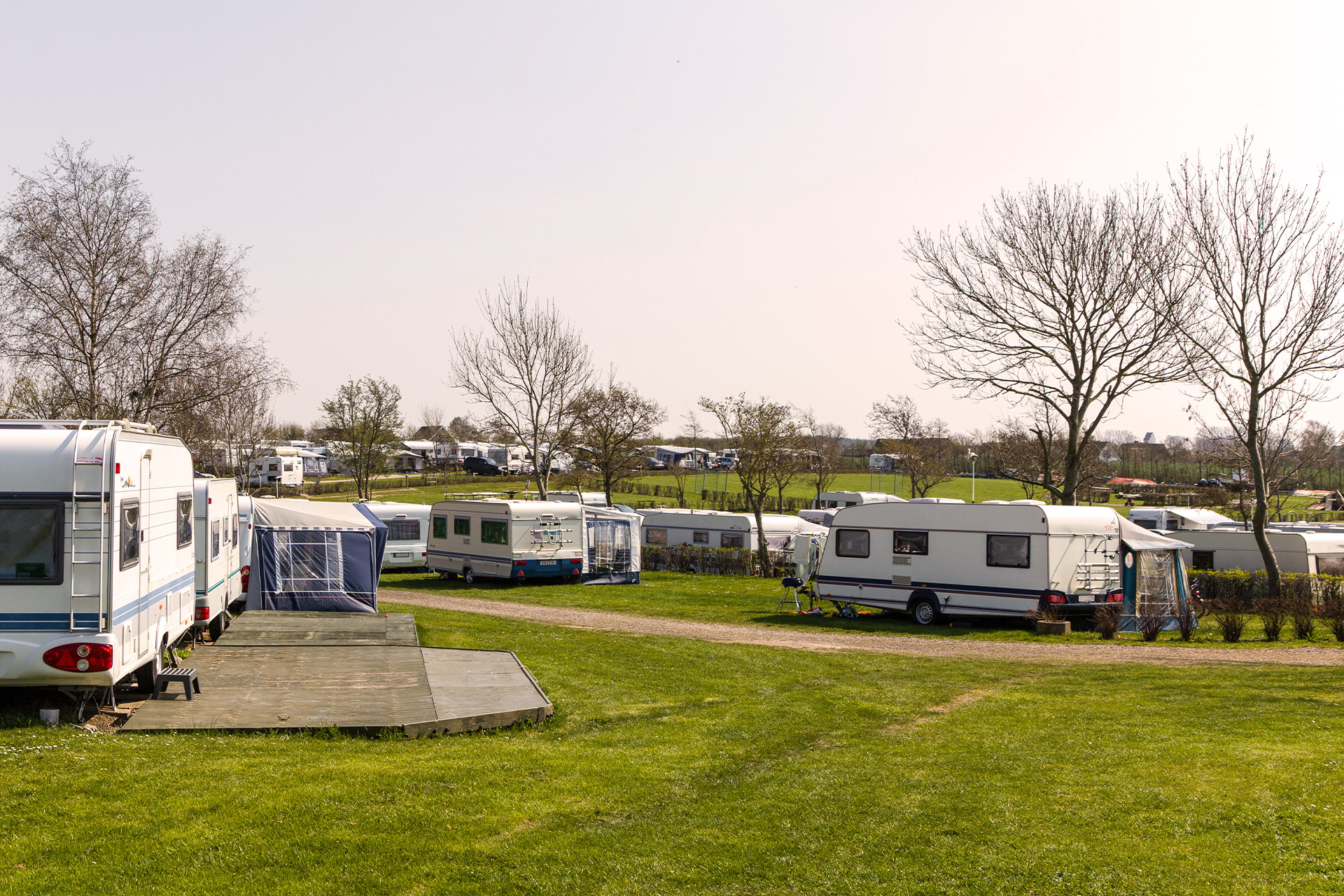 Campingplads med campingvogne