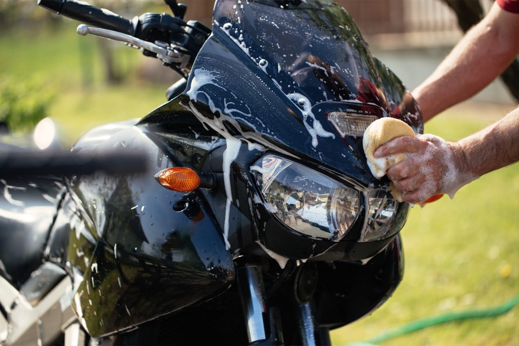 Motorcykel vaskes udenfor på en forårsdag