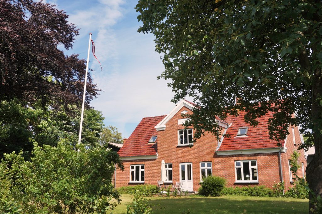 Landlig villa på en sommerdag